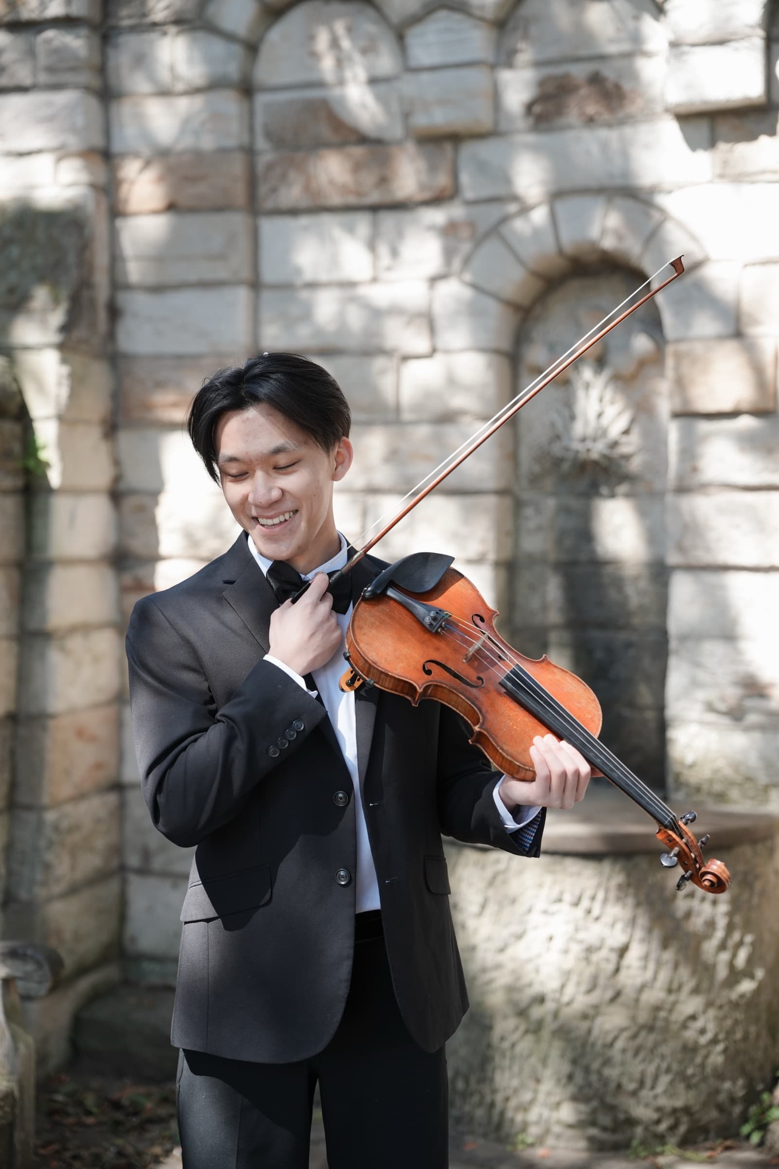 Bernie Sheng performing